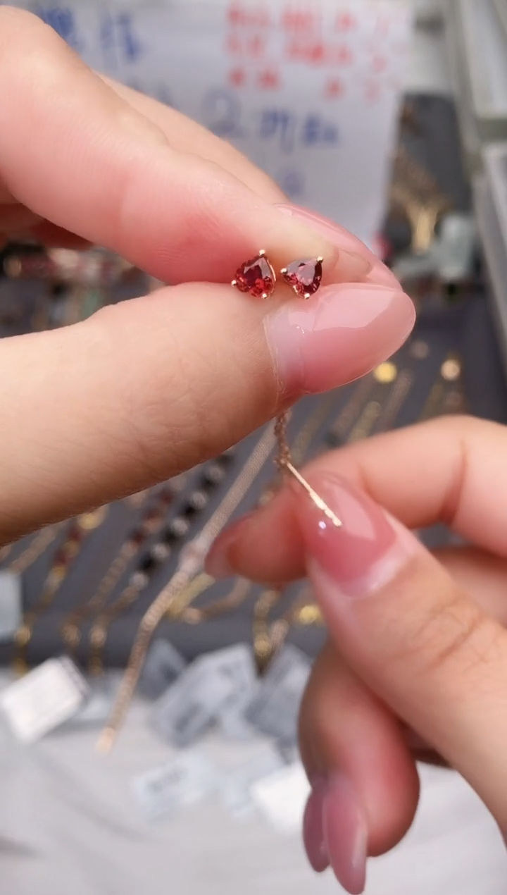 18K金镶嵌耳饰石榴石--专柜--