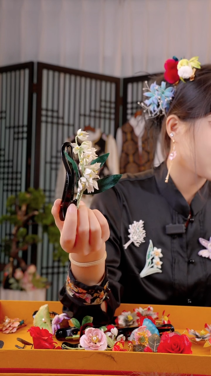 刺绣?****?非遗苏绣绒花手工饰品缠一下