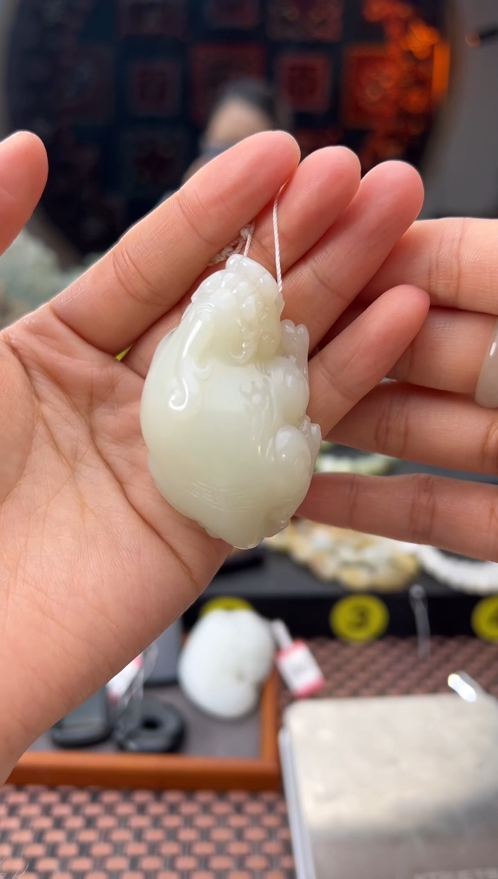 吊坠(赠链)未镶嵌和田玉于田料貔貅吊坠