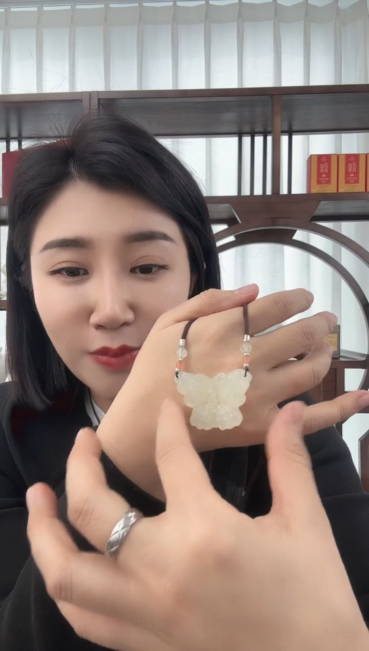 未镶嵌蛇纹石玉颈饰蝴蝶吊坠