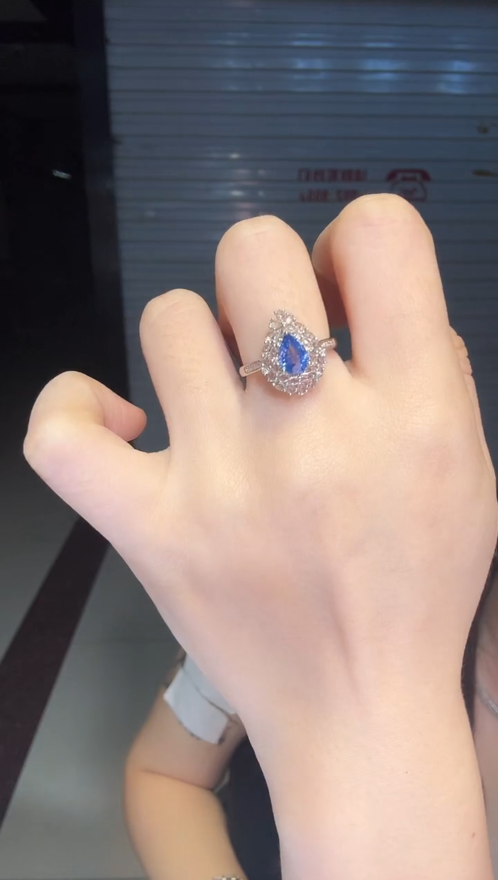 戒指蓝宝石18K金镶嵌水滴