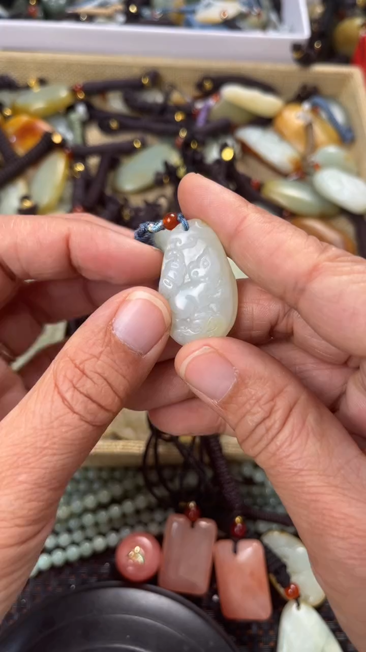 【闪购商品】和田玉颈饰未镶嵌多样性发货没有证书拍一发一有瑕