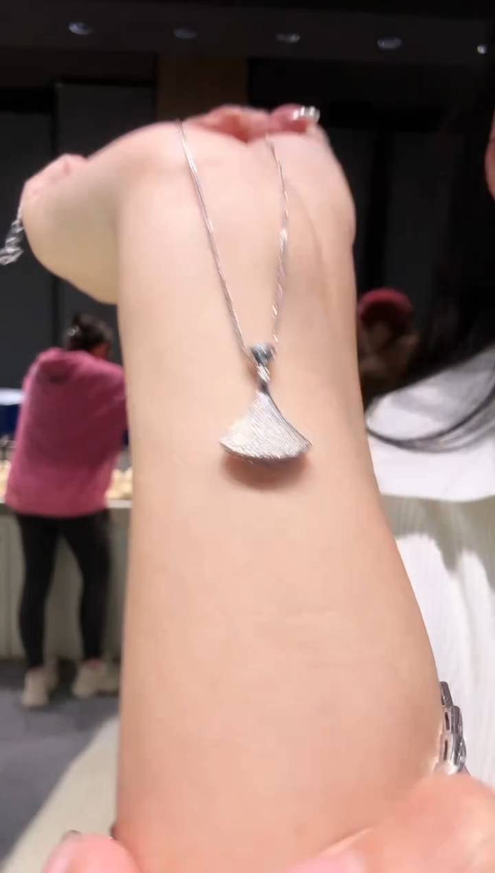 【闪购商品】钻石吊坠（不含链）18K金镶嵌裙子