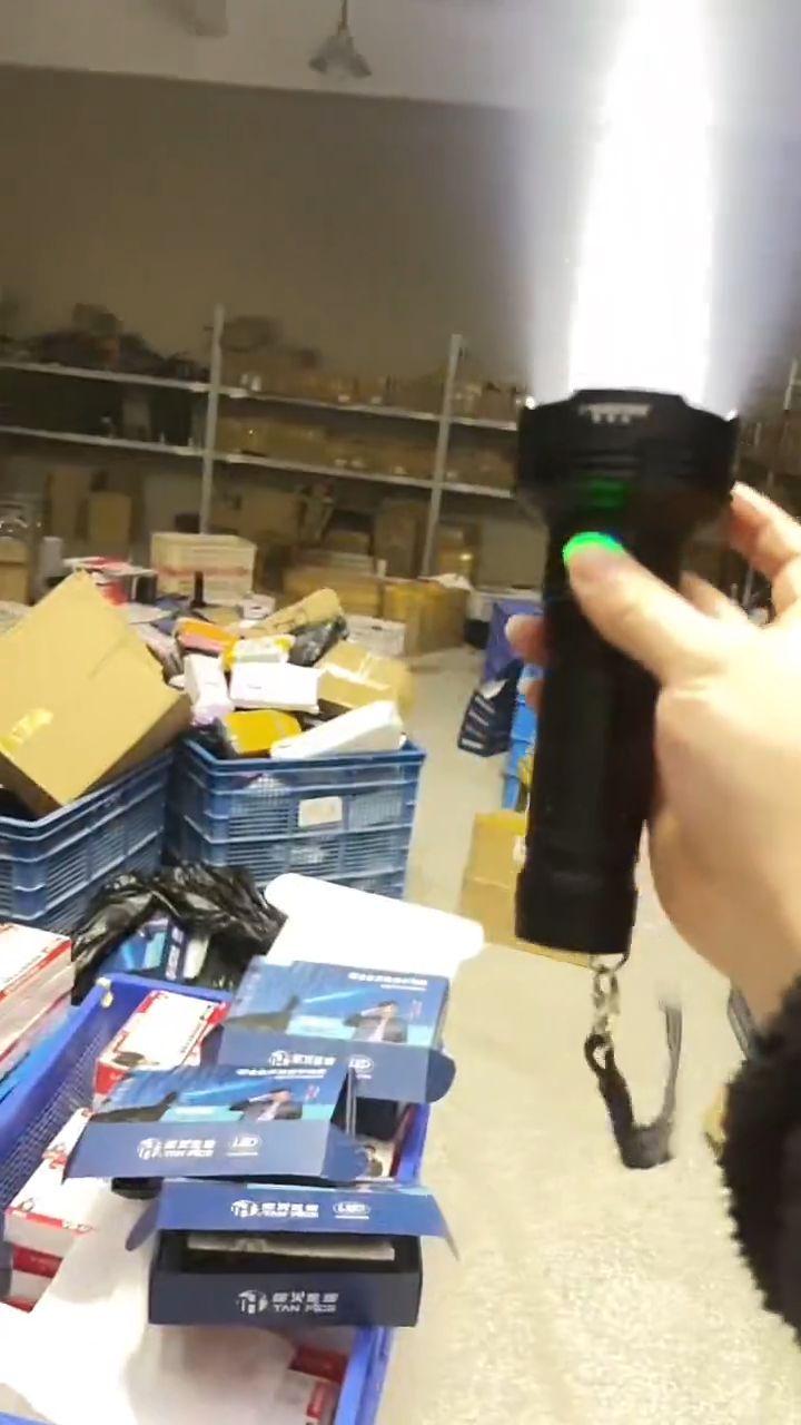 【老王家同款】698超亮九颗灯珠手电-送两组电池