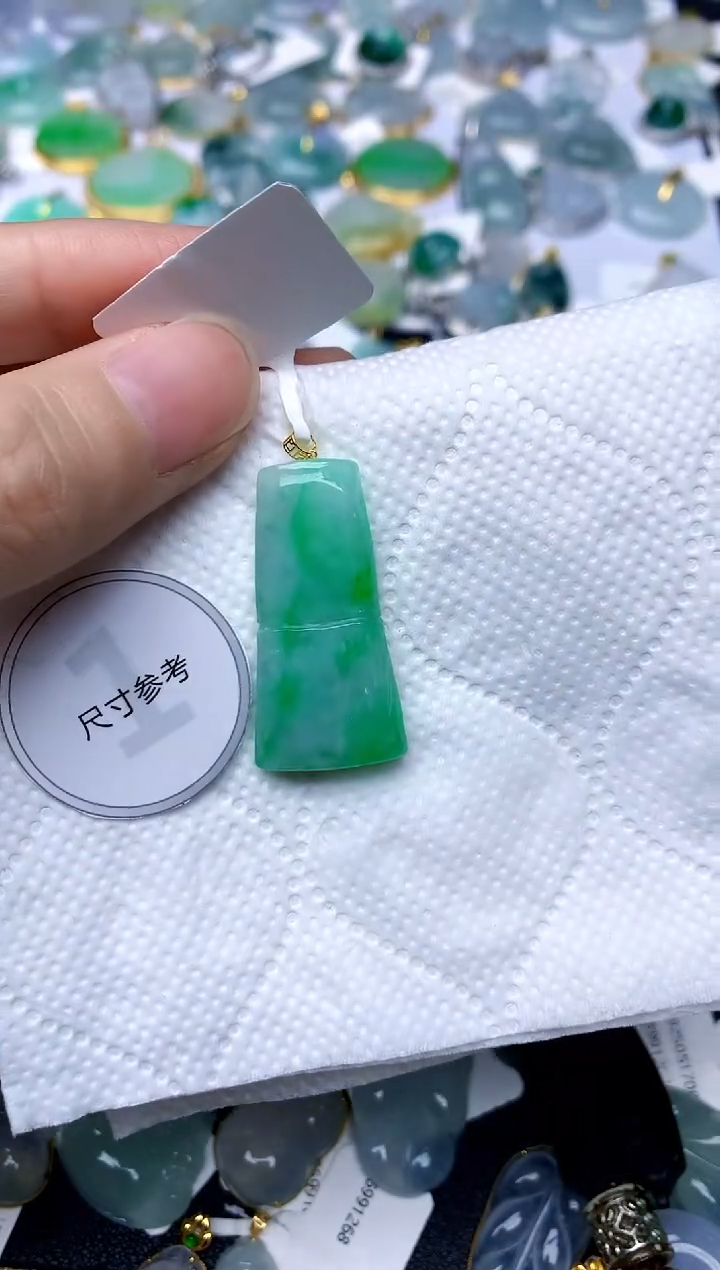 颈饰18K金镶嵌翡翠天然A货翡翠