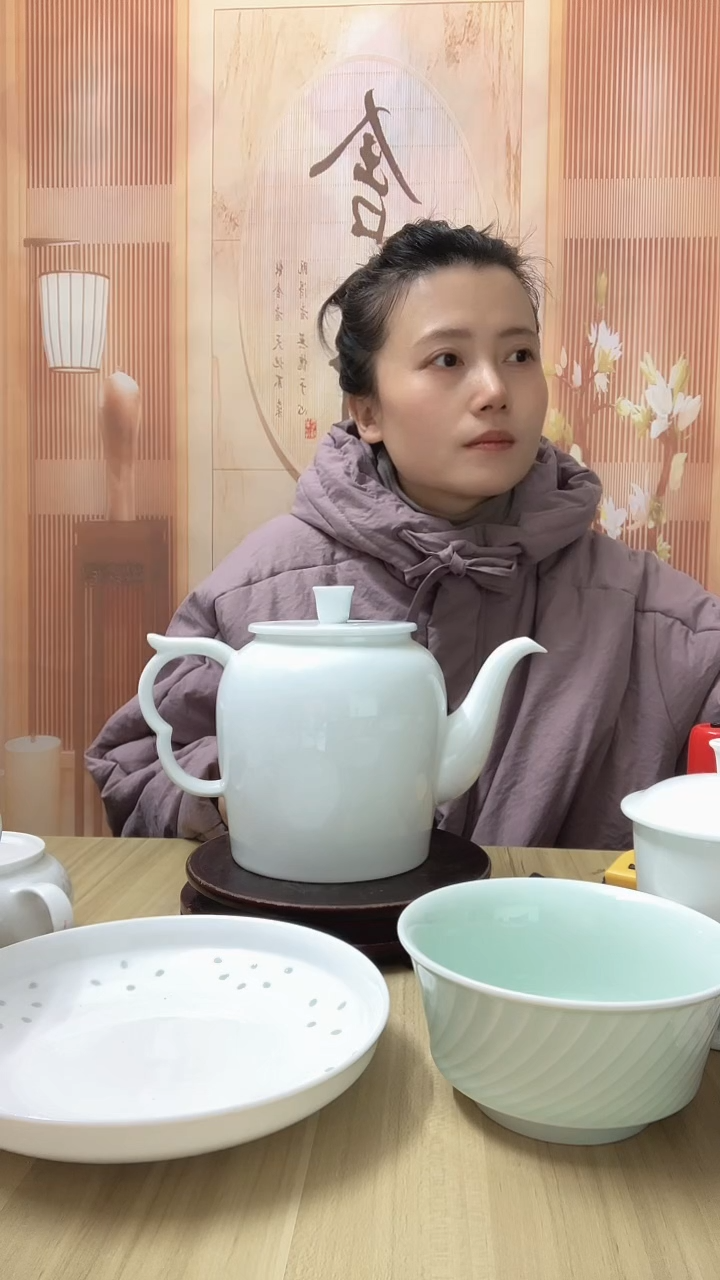 白瓷侧把大壶 1把