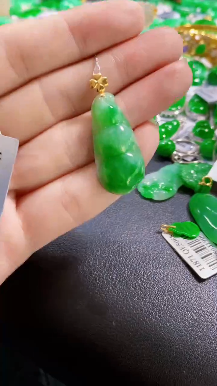 颈饰18K金镶嵌翡翠豆