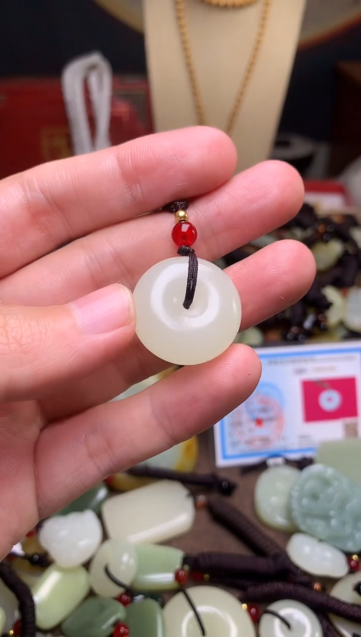 玉新疆料青海料清水吊坠