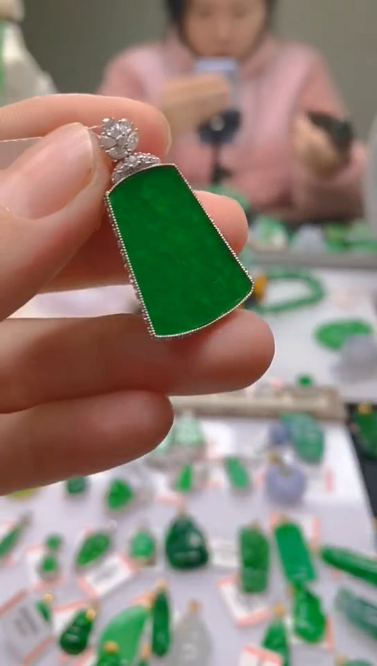 【闪购商品】翡翠颈饰18K金镶嵌天然翡翠a货，一物一证