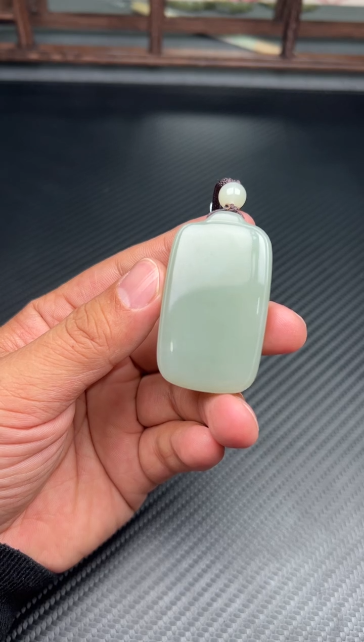 吊坠(赠链)未镶嵌和田玉且末微色差近矿吊坠