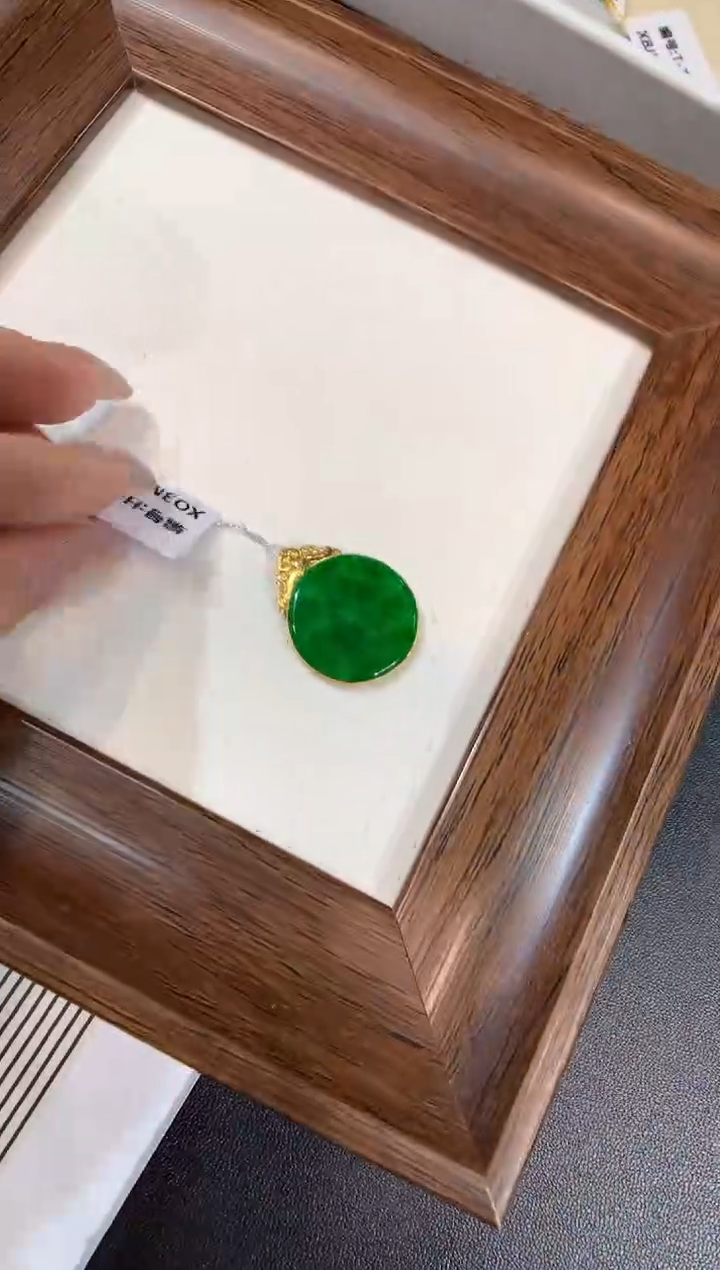 颈饰18K金镶嵌翡翠无事牌