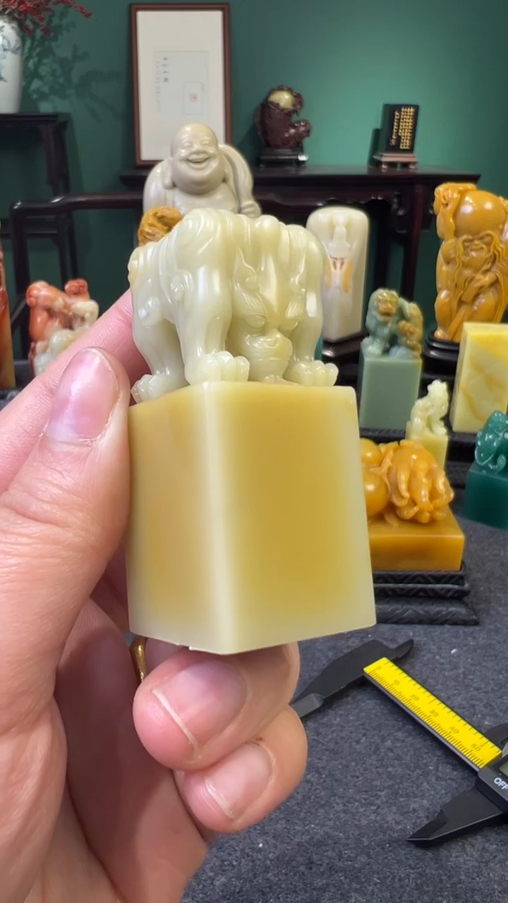 【闪购商品】青田石菜花黄貌兽雕钮