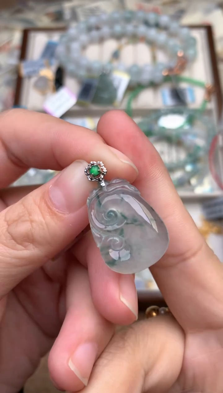 18K金镶嵌挂件翡翠一