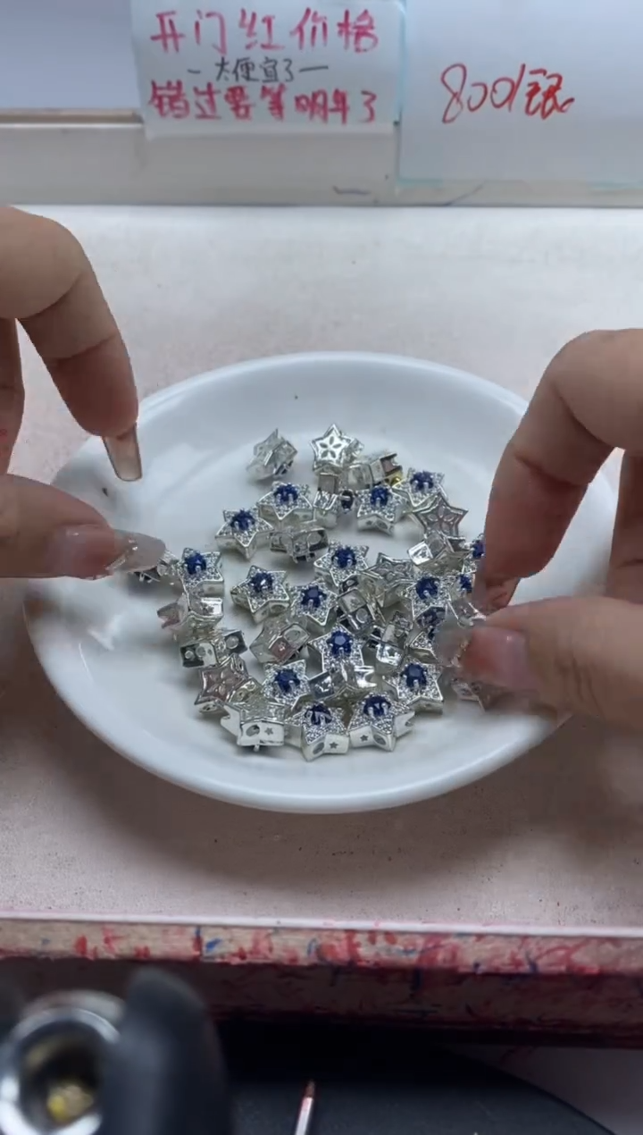 【闪购商品】玛瑙/玉髓颈饰银S800镶嵌x251蓝宝星星*4个