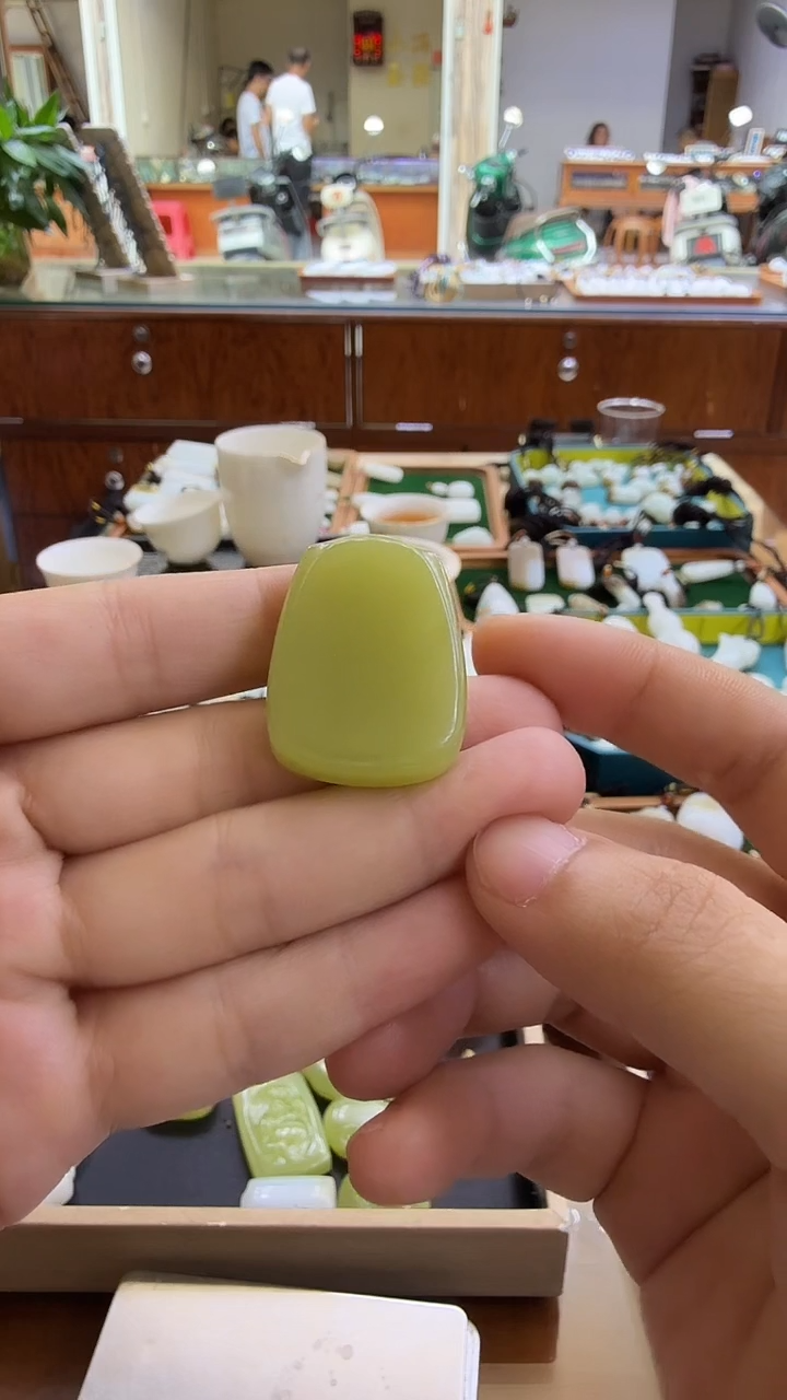 颈饰未镶嵌和田玉黄玉牌