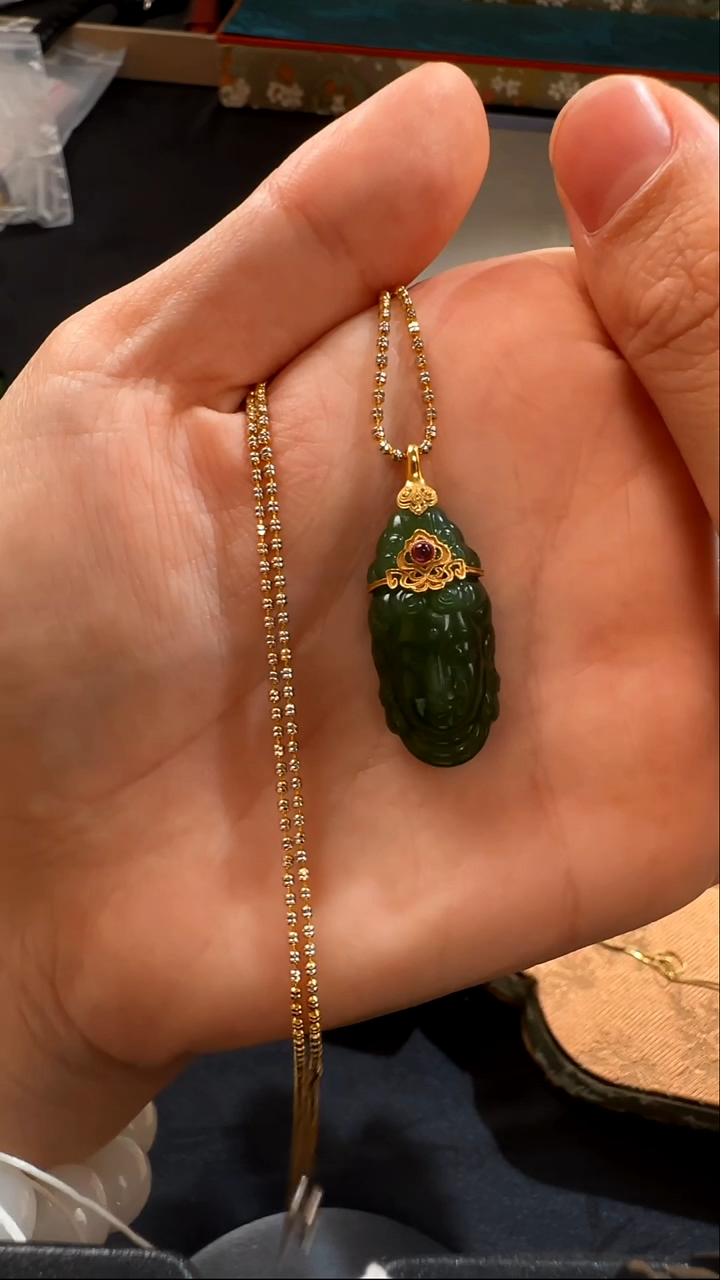 吊坠(不含链)18K金镶嵌和田玉碧玉观音