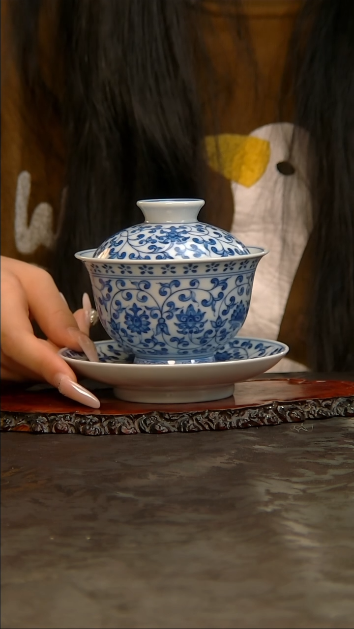 【闪购商品】青花手绘缠枝莲盖碗