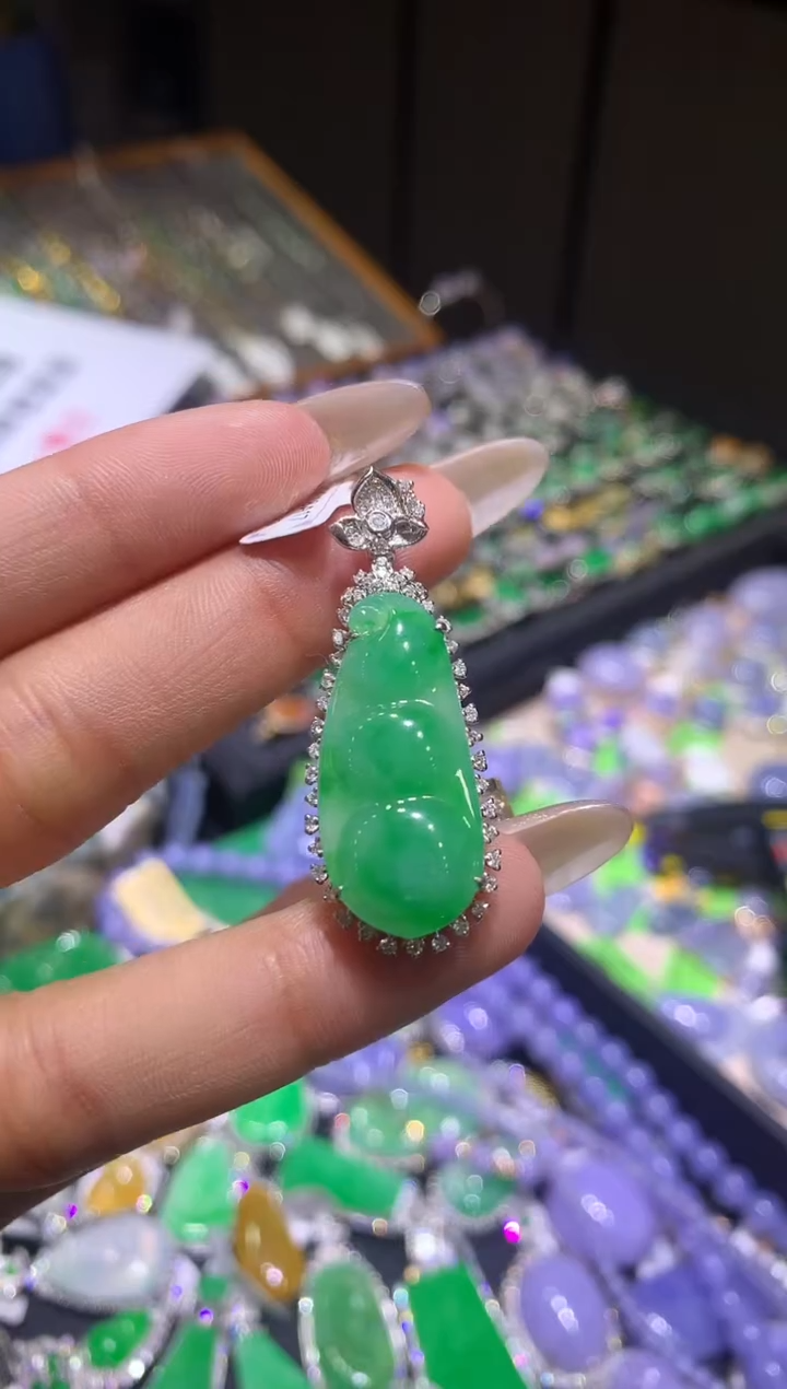 【闪购商品】翡翠吊坠(不含链)18K金镶嵌豆子