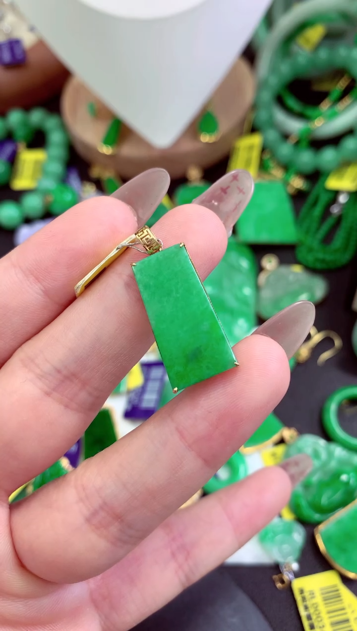 翡翠18K金镶嵌颈饰挂件