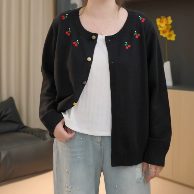 “小樱桃”春季新款圆领针织衫春季时尚刺绣开衫外套女LK2501457