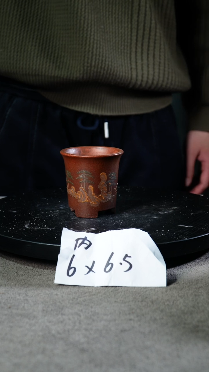 A宜兴紫砂小花盆