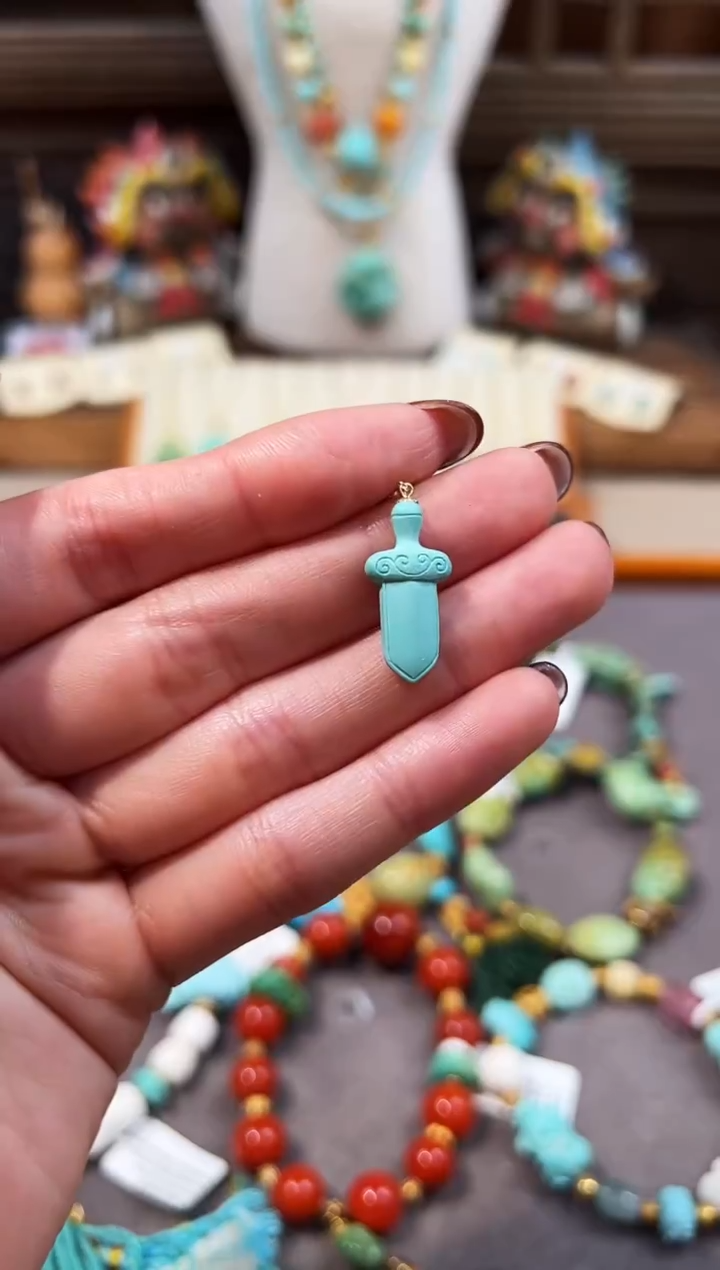 18K金镶嵌绿松石提溜宝剑