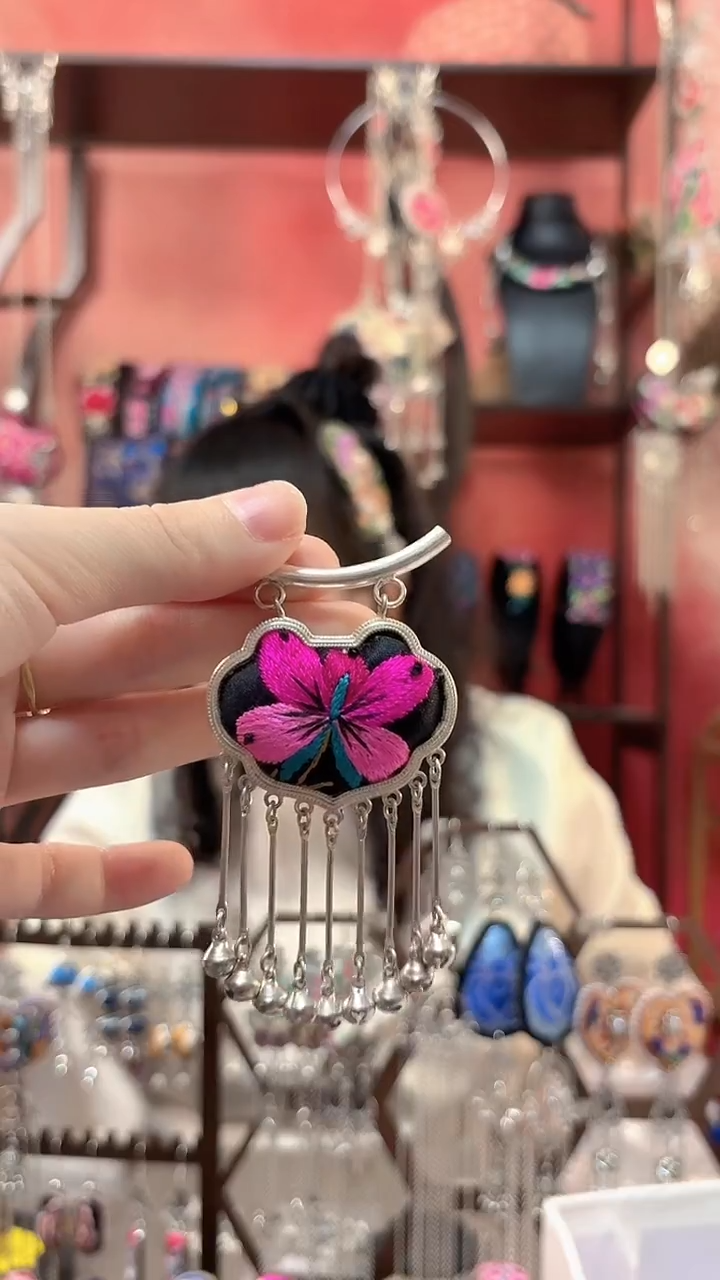 织绣 云织谣民族风精美饰品   200