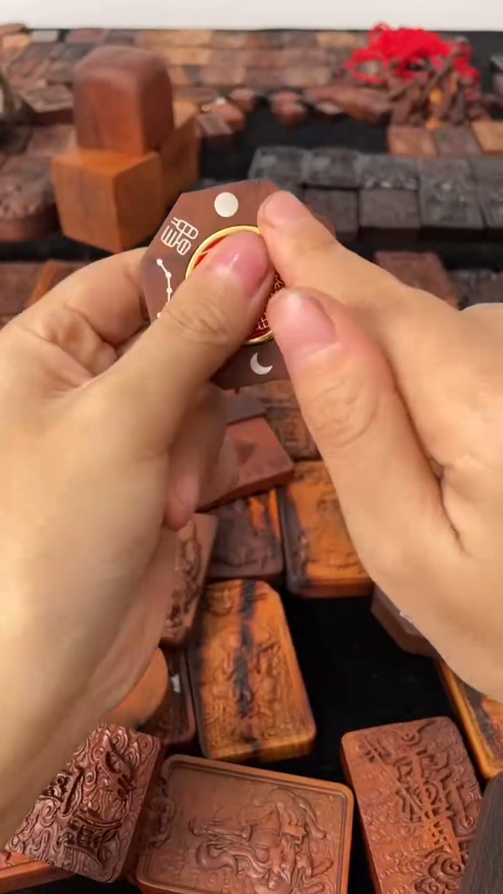 【闪购商品】木枣木八边形镶银山花吊坠