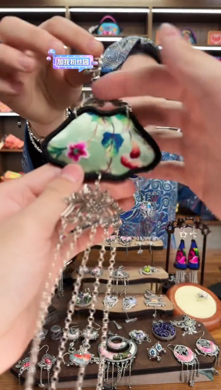 【闪购商品】织绣133蒙阿苏苗绣传承