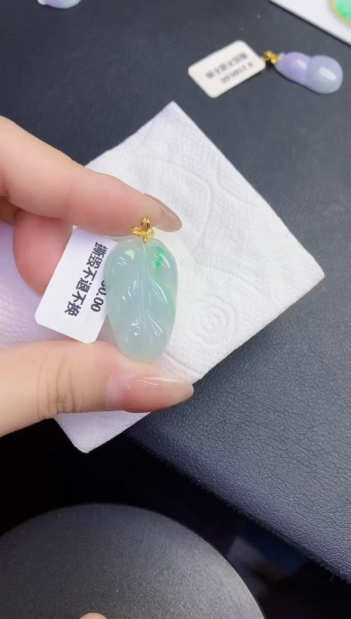 颈饰18K金镶嵌翡翠缅甸天然翡翠A货