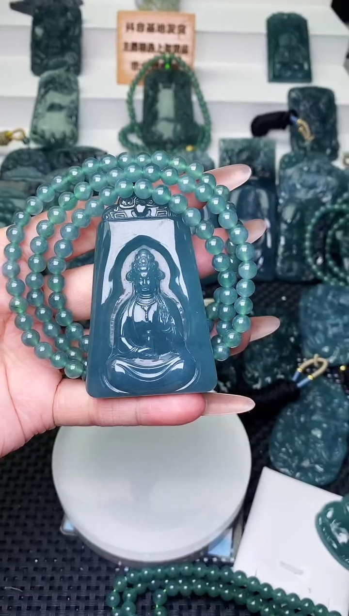 颈饰未镶嵌翡翠 