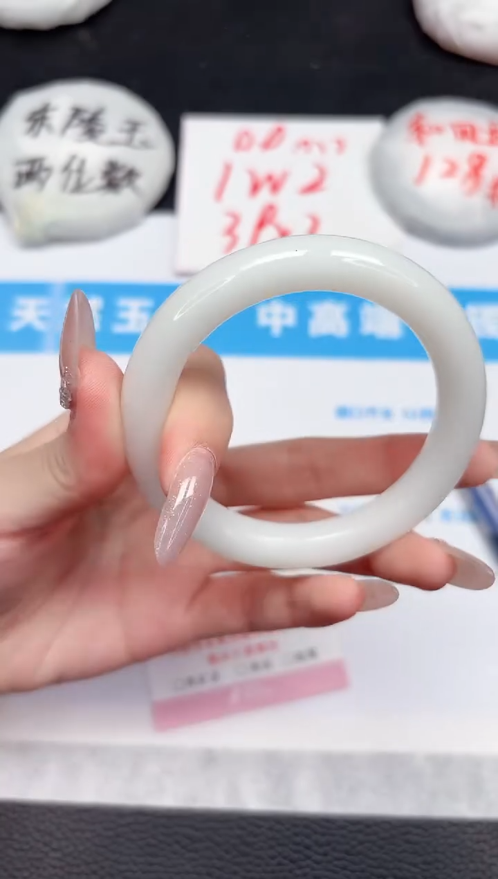 【闪购商品】石英质玉手镯未镶嵌130-55