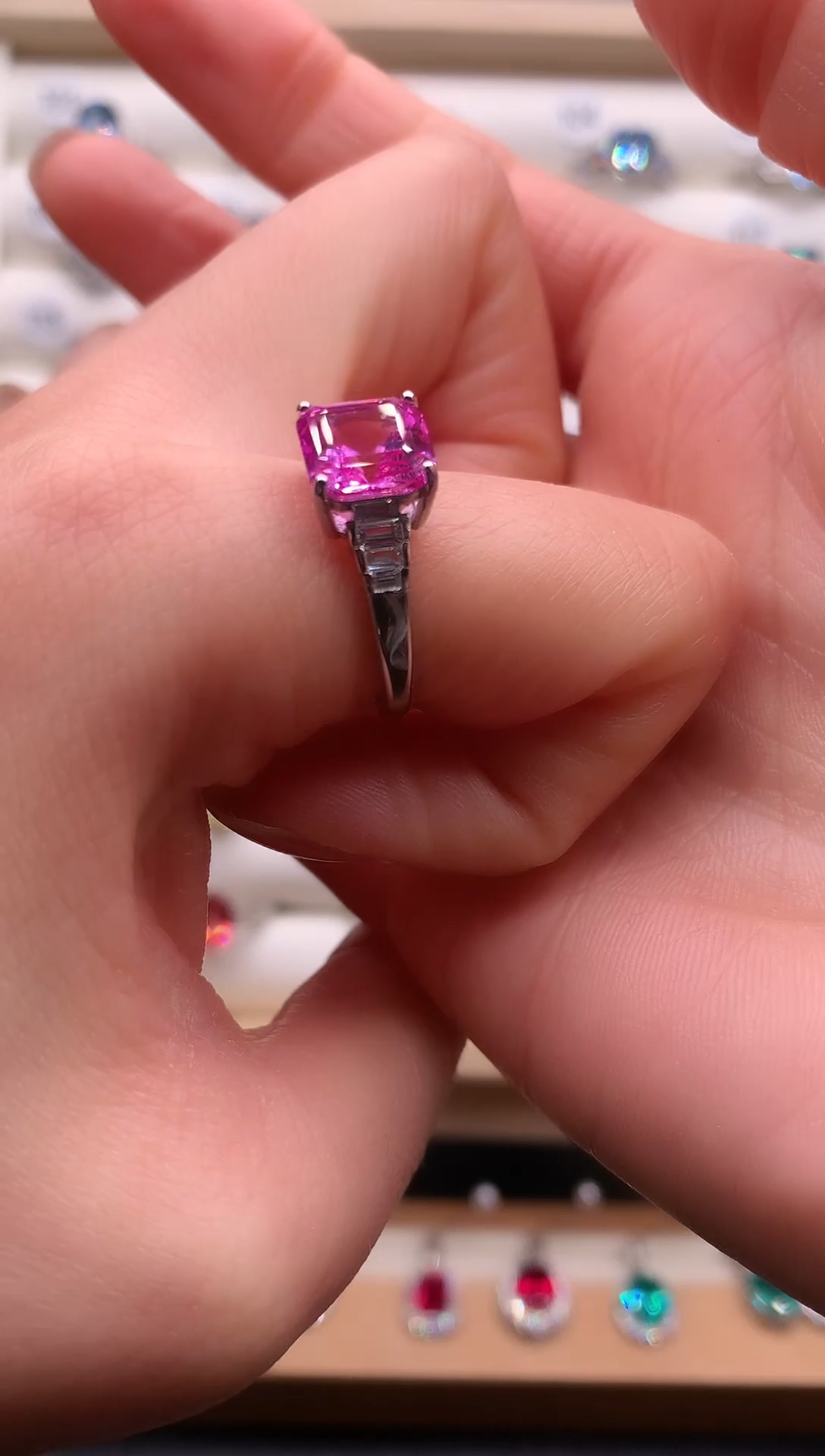 4蓝宝石（处理）帕帕拉恰热粉戒指