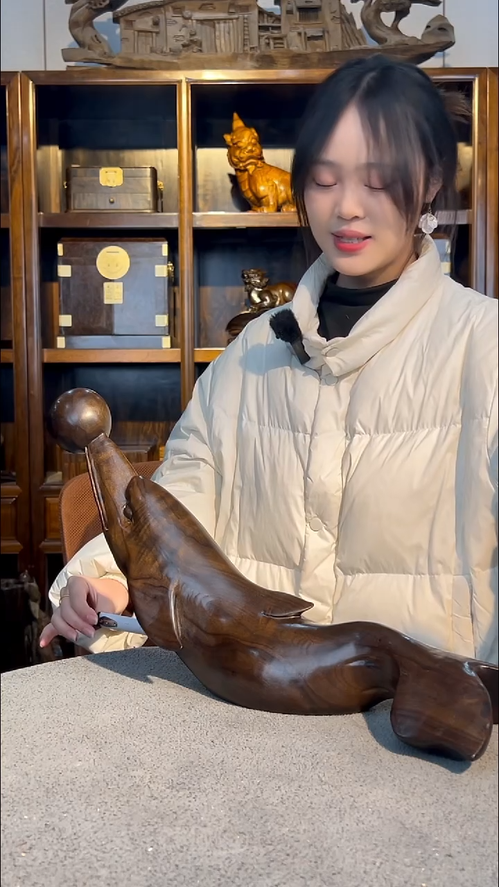 【闪购商品】金丝楠木雕游戏海豚