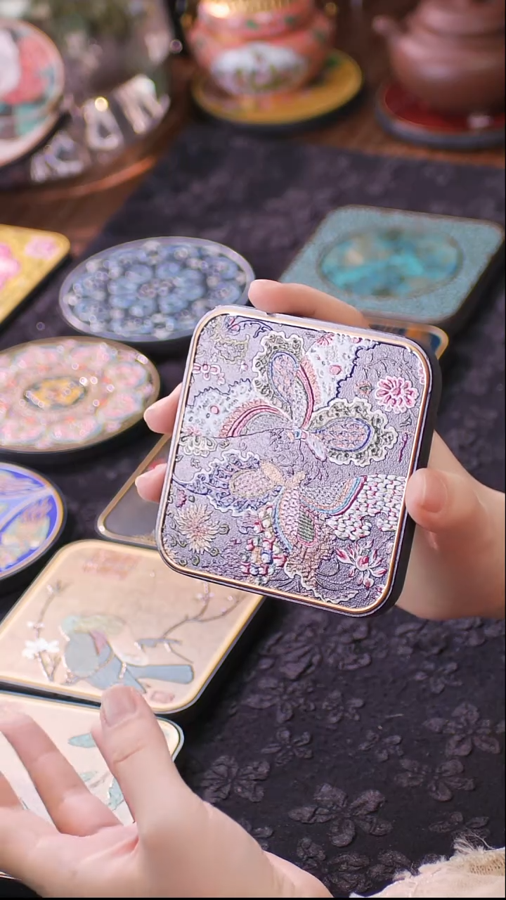 壹藏贰宝蝶恋花图案杯垫一片