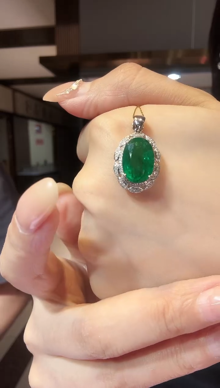 18K金镶嵌吊坠（不含链）祖母绿6.13ct