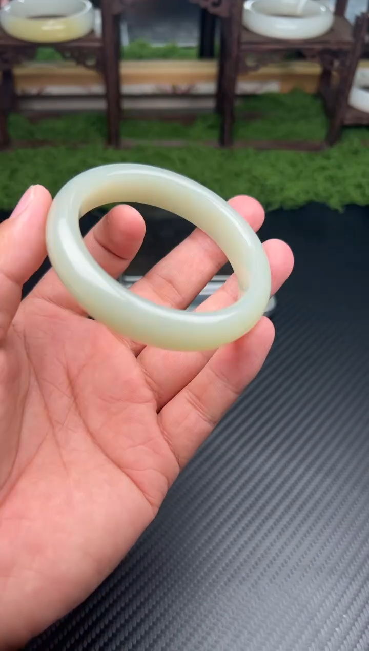 未镶嵌手镯和田玉且末微色差近矿56