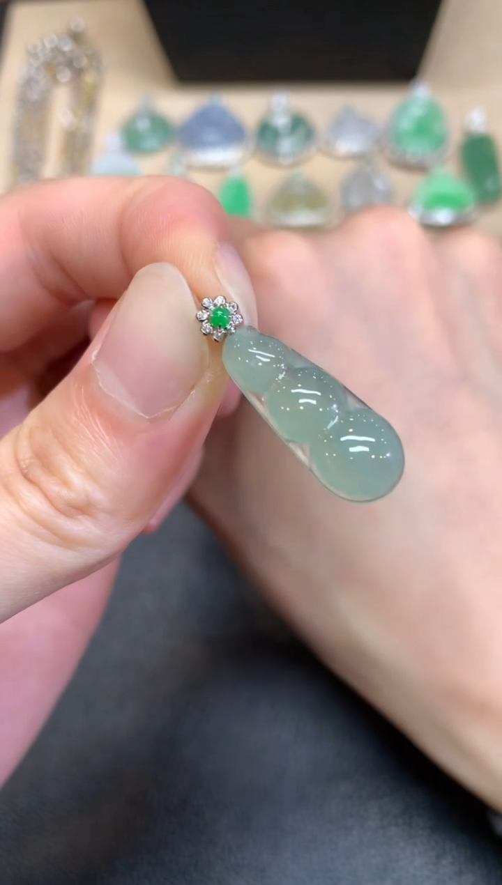 【闪购商品】翡翠颈饰18K金镶嵌福豆【无服务费】