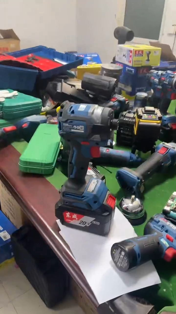 便携款东成208起子机2电一充