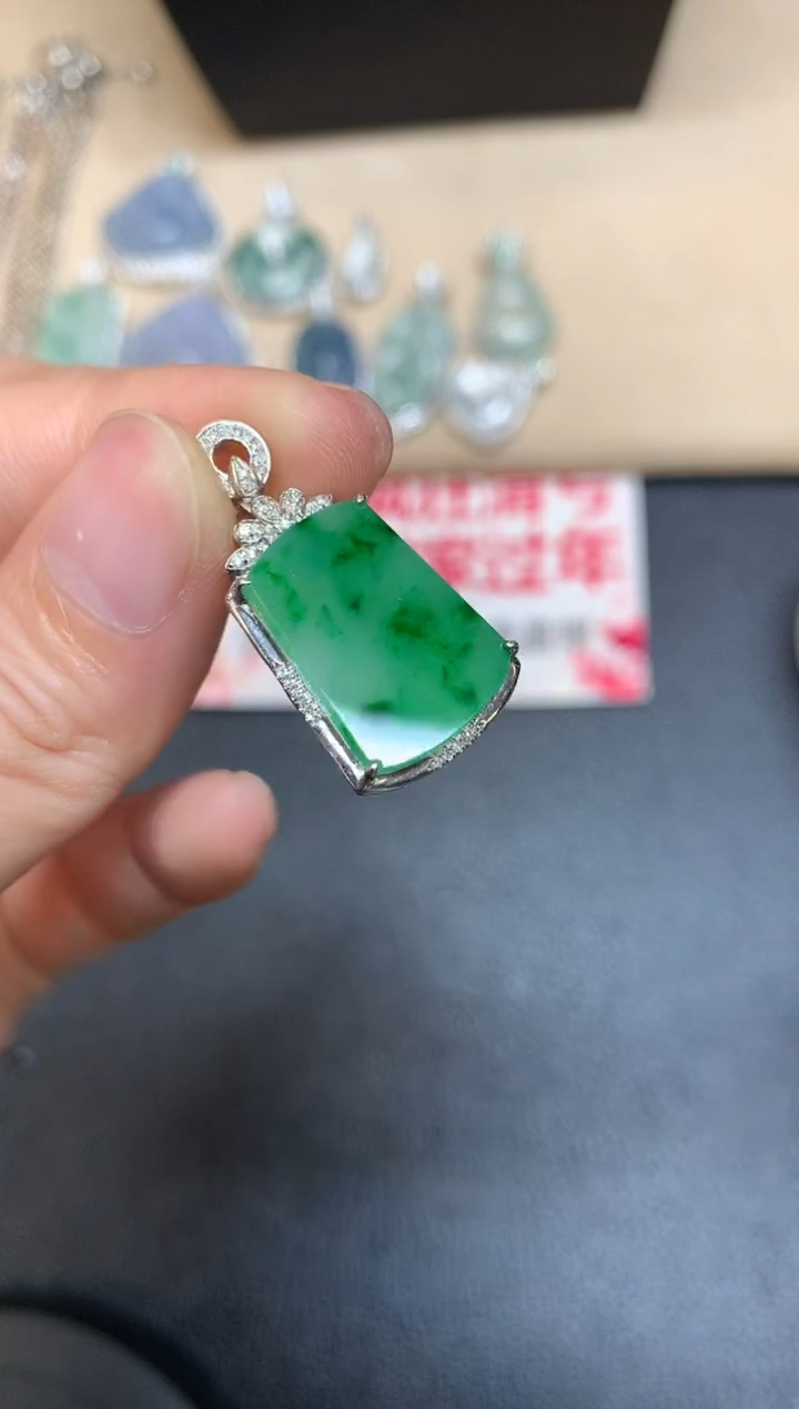 【闪购商品】翡翠吊坠(不含链)18K金镶嵌无事牌【无服务费