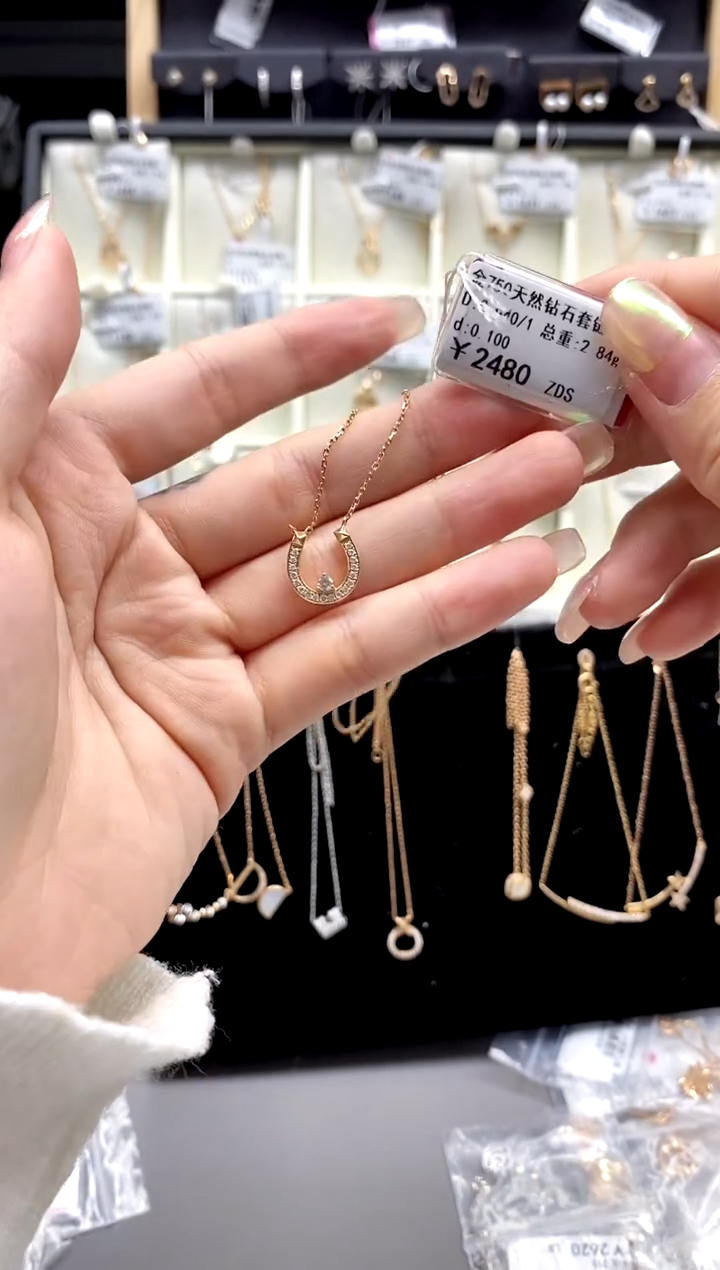 【闪购商品】钻石耳饰18K金镶嵌标签损坏不退不换