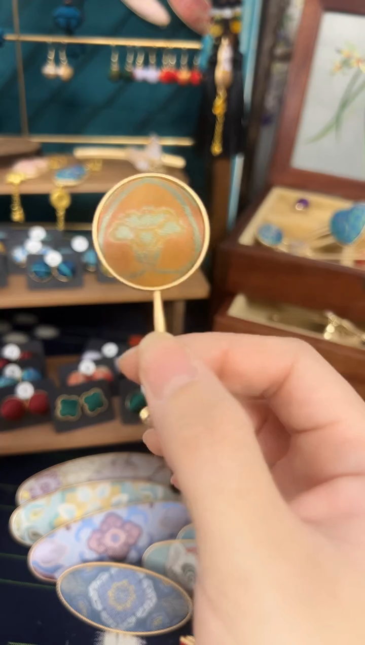 【闪购商品】【孤品年初五发】橘金色圆形胸针AA