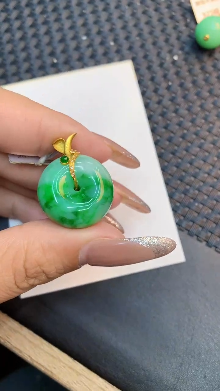 颈饰18K金镶嵌翡翠1