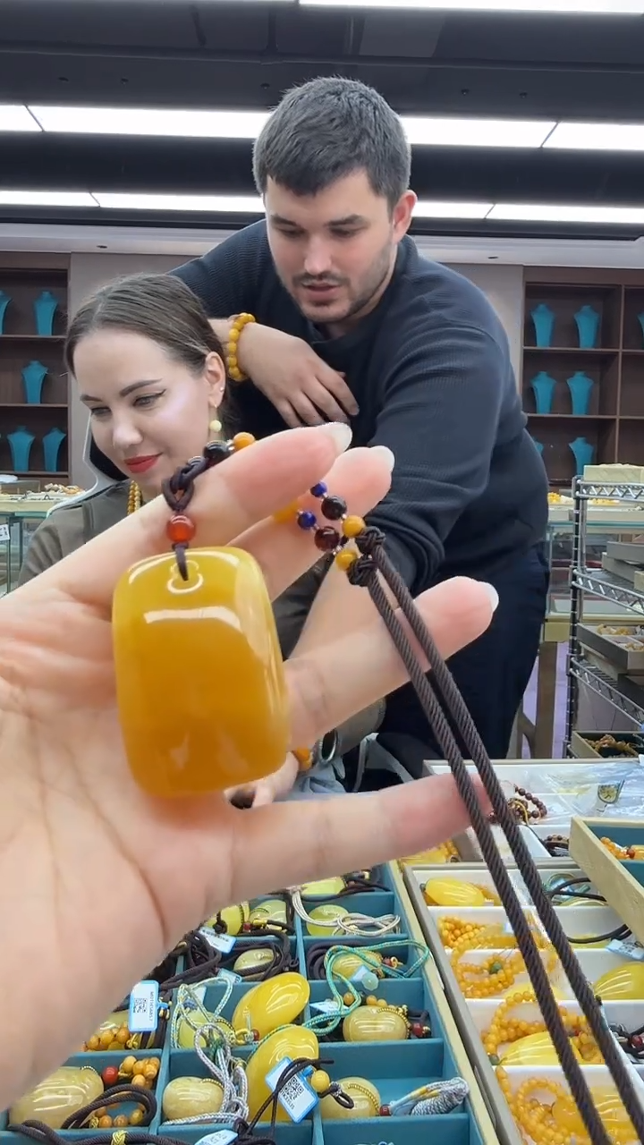 琥珀颈饰未镶嵌186秒拍号 假一罚三 