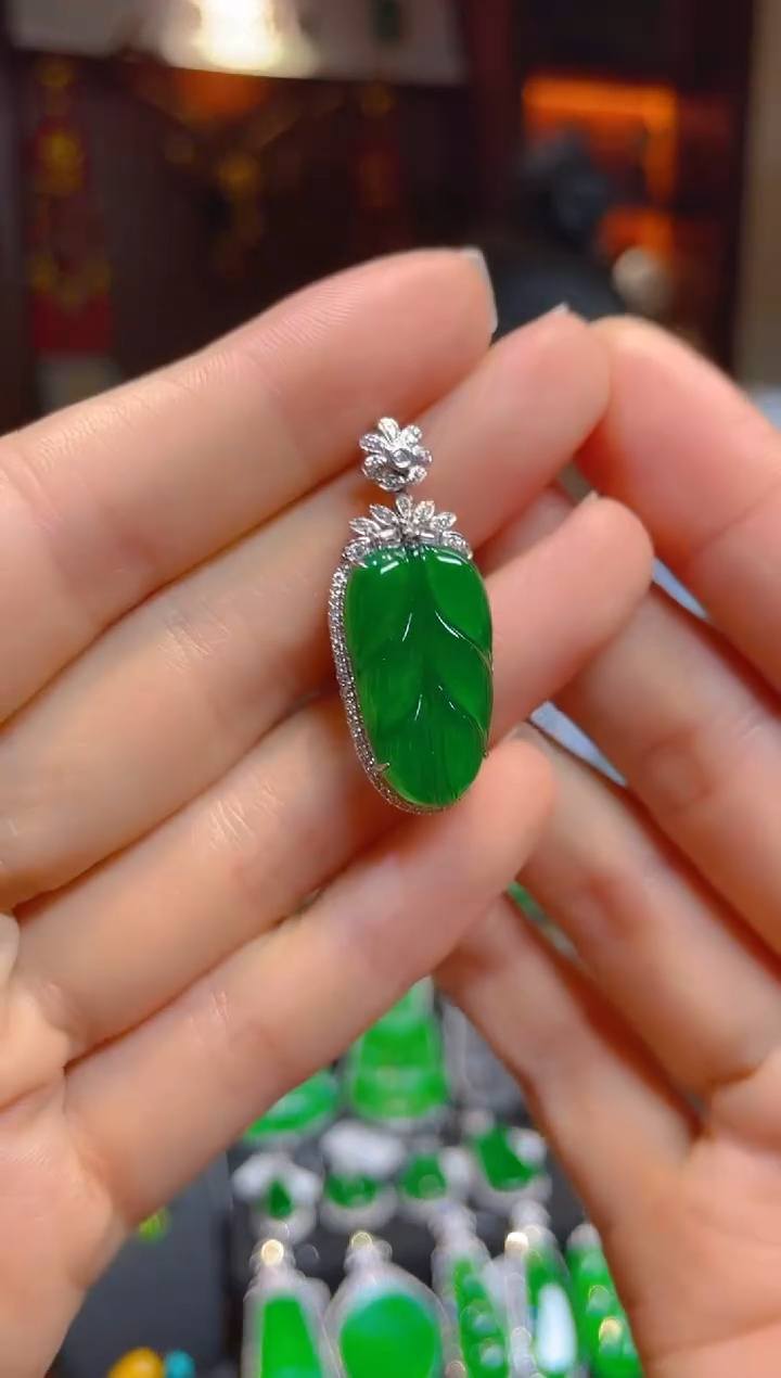 【闪购商品】翡翠颈饰18K金镶嵌118544天然A货翡翠叶子