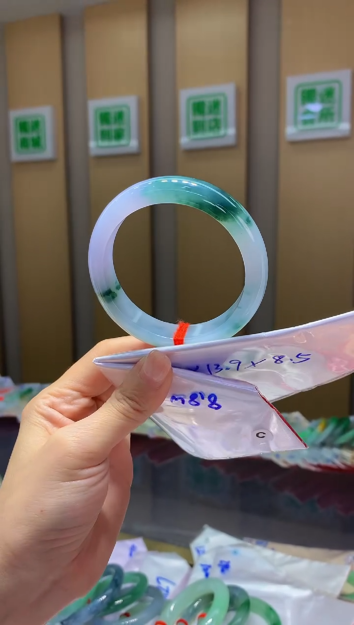 翡翠手镯未镶嵌-Q454号圈口57.3*13.9*8.5