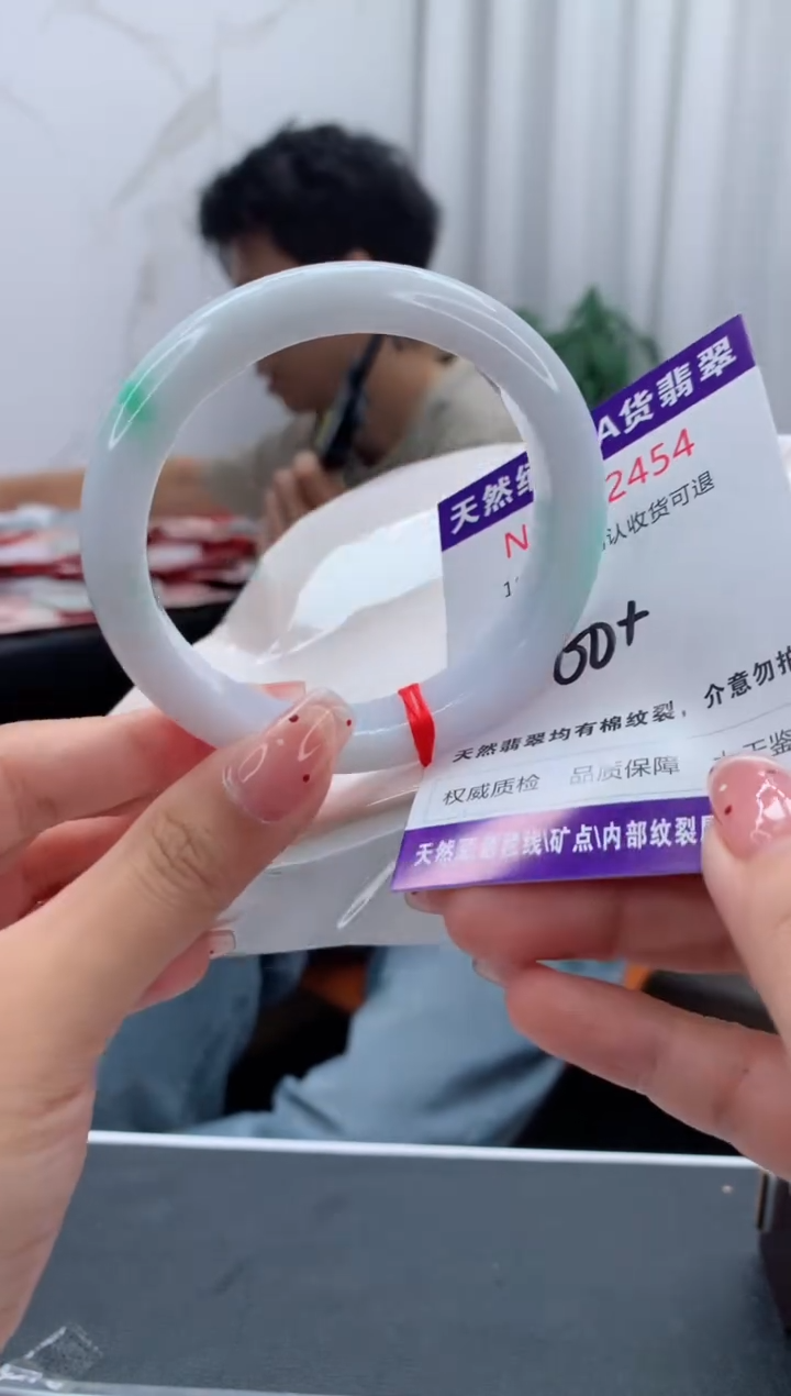 未镶嵌手镯翡翠有纹，完美者勿拍