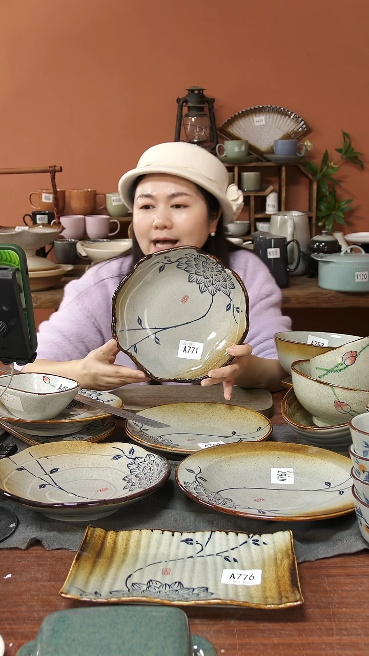 陶瓷A771 一只手绘蓝莲花花边异形碗22.5*5微瑕