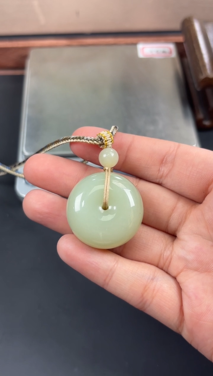 和田玉未镶嵌吊坠(赠链)且末微色差迪克兰二细平安扣M