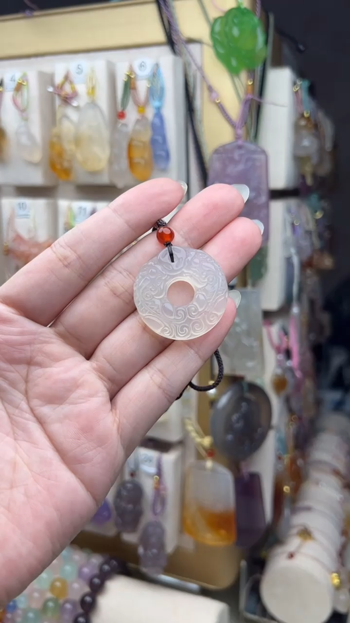 玛瑙/玉髓颈饰合金阿****)玉髓挂件